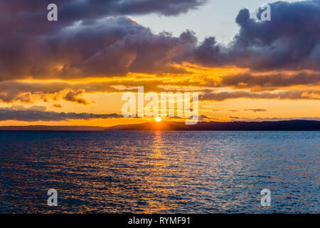 Il sole tramonta al di sopra del Puget Sound nello Stato di Washington. Foto Stock