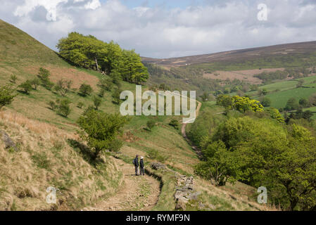 Matura in piedi per ammirare la vista delle colline nei pressi di Hayfield nel parco nazionale di Peak District, Derbyshire, in Inghilterra. Una soleggiata giornata di primavera. Foto Stock