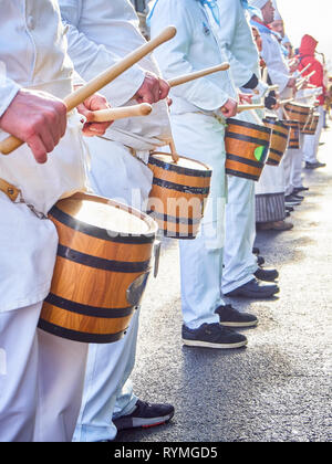 I cuochi batteristi drumming presso la Tamborrada, tamburo sfilata che ha celebrato il giorno di San Sebastiano, patrono festa di San Sebastian. Guipuzcoa, Spagna Foto Stock