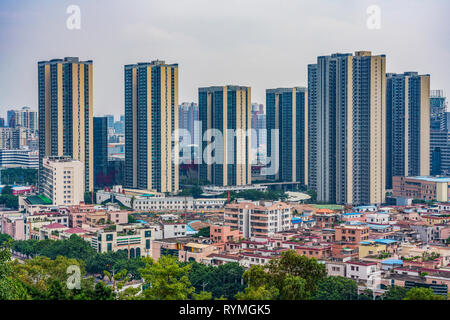 FOSHAN, Cina, 21 ottobre: Vista di alta edifici di appartamenti nella zona del centro cittadino su ottobre 21, 2018 in Foshan Foto Stock
