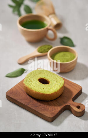 Verde matcha Baumkuchen giapponese dolci rotolo con matcha, il fuoco selettivo Foto Stock