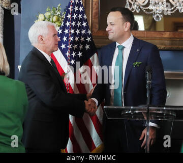 Taoiseach Leo Varadkar (a destra), chi è in visita ufficiale negli Stati Uniti, scuote le mani con il Vice Presidente USA Mike Pence durante una colazione di lavoro ospitato da VP presso la sua residenza ufficiale di Washington DC. Foto Stock