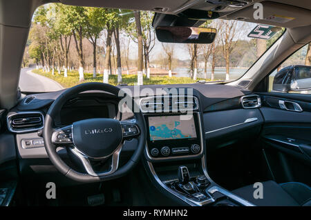 Gli scatti in interni di un Lynk & Co 01 PHEV Hyper Pro su un funzionario test drive in Hangzhou. Foto Stock