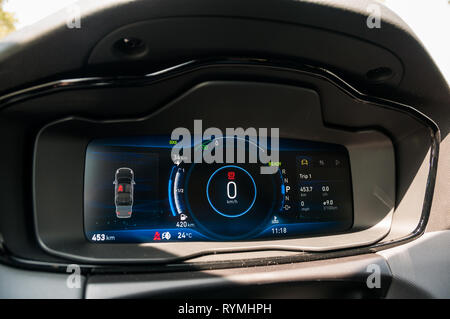 Gli scatti in interni di un Lynk & Co 01 PHEV Hyper Pro su un funzionario test drive in Hangzhou. Foto Stock