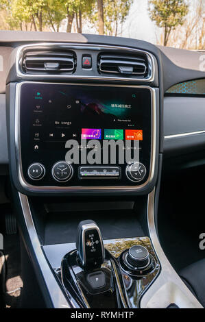 Gli scatti in interni di un Lynk & Co 01 PHEV Hyper Pro su un funzionario test drive in Hangzhou. Foto Stock