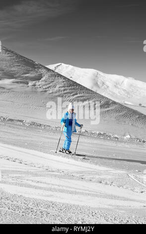 Nero e bianco inverno montagne e sciatore in blu sulla neve sulle piste da sci a Nizza il giorno sun. Montagne del Caucaso, Shahdagh, Azerbaigian. Colore selettivo effec Foto Stock