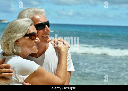 Ritratto di coppia di anziani riposo in spiaggia tropicale Foto Stock