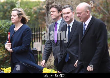 (Da sinistra a destra) il lavoro e le pensioni Segretario Ambra Rudd, Segretario Commerciale Greg Clark, David Gauke, Lord Cancelliere e segretario di Stato per la giustizia e il Segretario dei trasporti Chris temolo, arrivare ad un incontro a 10 Downing Street, Londra. Foto Stock