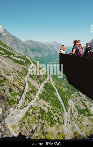 Turisti che si godono la Trollstigen viewpoint sulla Nazionale Geiranger-Trollstigen percorso panoramico in Norvegia - Architetto: Reiulf Ramstad Arkitekter come Foto Stock