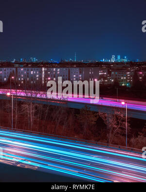 Berlino di notte con tutte queste belle luci della città in un diverso aspetto moderno. Neoncity Cyberpunk come guardare. Foto Stock