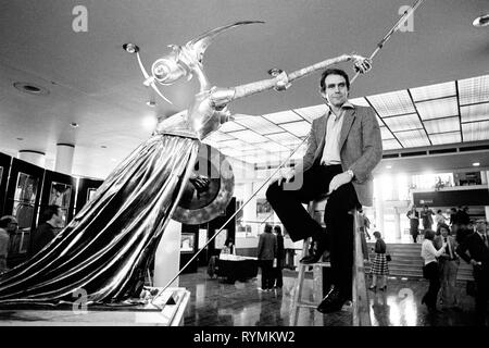 Fumettista politico, Gerald Scarfe, con la sua scultura del Primo Ministro Margaret Thatcher presso la Royal Festival Hall di Londra, dove una grande mostra dei suoi lavori aperti. Foto Stock