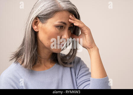 Coppia donna asiatica tocca la fronte in emergenza Foto Stock