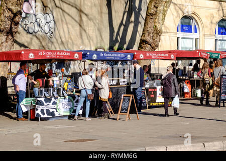 Pranzo presso la cucina di strada si spegne sul vino vicino a St Nicholas Market Bristol Foto Stock
