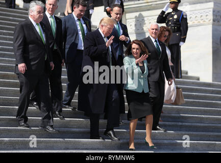 Taoiseach Leo Varadkar con il presidente statunitense Donald Trump, Presidente della Camera dei Rappresentanti Nancy Pelosi, Presidente della Camera dei Rappresentanti Nancy Pelosi e Vice Presidente USA Mike Pence dopo aver frequentato un altoparlante il pranzo al Campidoglio di Washington D.C. durante la sua visita a noi. Foto Stock