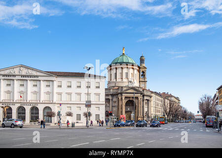 BERGAMO, Italia - 23 febbraio 2019: persone vicino a Chiesa Prepositurale di Santa Maria Immacolata delle Grazie (barriera delle Grazie) con campana t Foto Stock