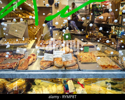 BERGAMO, Italia - 23 febbraio 2019: finestra di panetteria e di pasticceria con prodotti locali tradizionali in Città Alta (Città Alta di Bergamo città, Lomba Foto Stock