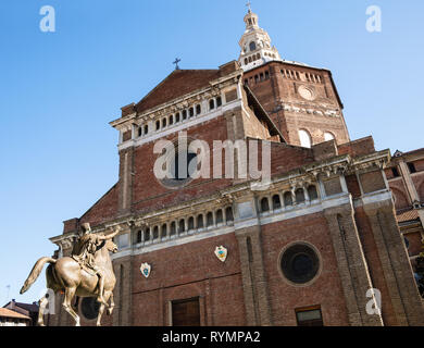 Viaggiare in Italia - facciata della cattedrale di Pavia (Duomo di Pavia) e monumento Regisole in mattina. La statua è stata restaurata dallo scultore Francesco Messin Foto Stock