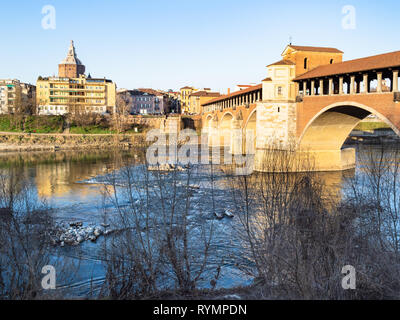 Viaggiare in Italia - Fiume Ticino con Ponte Coperto (ponte coperto, Ponte Vecchio, Ponte Vecchio) e vista della città di Pavia con il Duomo in primavera su Foto Stock