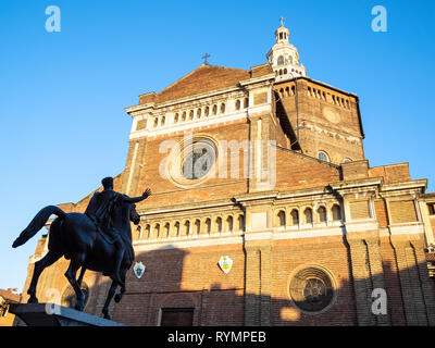 Viaggiare in Italia - Duomo di Pavia (cattedrale di Pavia) e statua Regisole nella luce del tramonto. Il monumento è stato restaurato dallo scultore Francesco Messina in Foto Stock