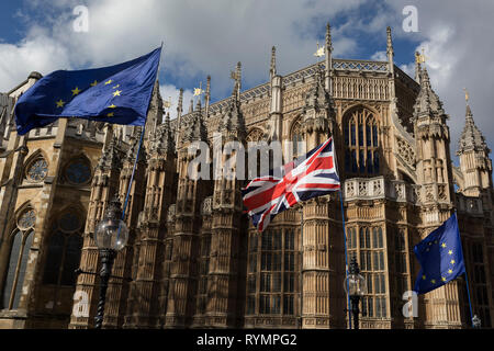 Il giorno che la MPs in Parlamento votare su un possibile ritardo sull'articolo 50 sulla UE Brexit negoziati dal Primo Ministro Theresa Maggio, la bandiera dell'UE e la britannica Union Jack Vola di fronte a Westminster Abbey durante un Brexit protesta di fronte al Parlamento europeo, del 14 marzo 2019, in Westminster, Londra, Inghilterra. Foto Stock