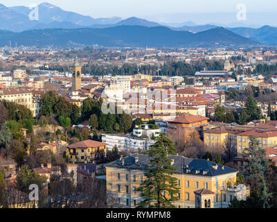 Viaggiare in Italia - montagna delle Alpi e al di sopra di vista inferiore della città (Città Bassa) con la Chiesa di Sant'Alessandro della Croce da Porta San Giacomo in Bergam Foto Stock