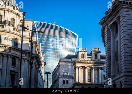 Walkie-talkie edificio dietro l'architettura tradizionale, City of London, England, Regno Unito Foto Stock