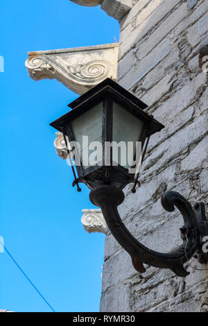 Una lanterna appesa su un vecchio muro di pietra sull'isola cicladica di Paros Grecia Foto Stock