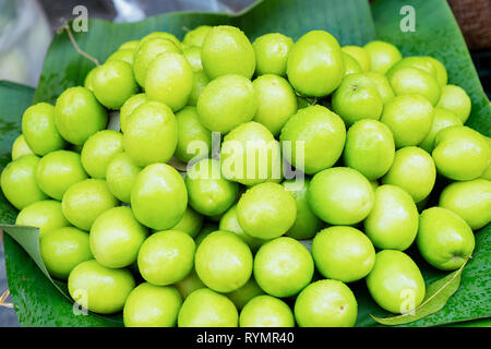 Stella verde apple come frutta esotica cucina asiatica ad Hanoi in Vietnam. Chrysophyllum cainito sulla strada del mercato con cucina vietnamita. Prodotti locali da ga Foto Stock