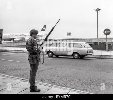 Truppe armate si sposta nella protezione della Londra Heathrow Airport nel 1974 durante un aumento di attività dell'esercito repubblicano irlandese sul territorio continentale del Regno Unito. Foto Stock