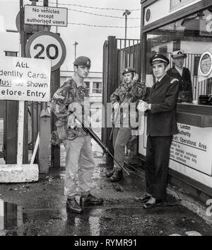 Truppe armate si sposta nella protezione della Londra Heathrow Airport nel 1974 durante un aumento di attività dell'esercito repubblicano irlandese sul territorio continentale del Regno Unito. Foto Stock