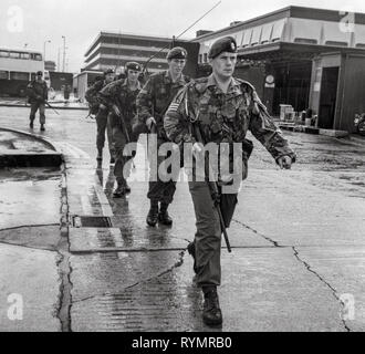 Truppe armate si sposta nella protezione della Londra Heathrow Airport nel 1974 durante un aumento di attività dell'esercito repubblicano irlandese sul territorio continentale del Regno Unito. Foto Stock