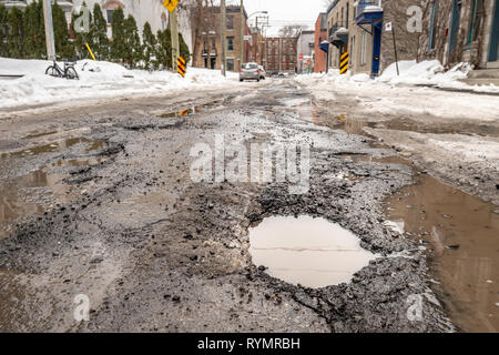 Montreal, CA - 13 Marzo 2019: grandi buche in Montreal street, in inverno Foto Stock