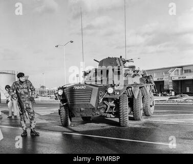 Truppe armate si sposta nella protezione della Londra Heathrow Airport nel 1974 durante un aumento di attività dell'esercito repubblicano irlandese sul territorio continentale del Regno Unito. Foto Stock