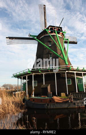 Olandese antico mulino costruito da legno. struttura tipica dei Paesi Bassi. vecchi strumenti di lavoro sul fiume nel villaggio di Zaanse Schans Foto Stock