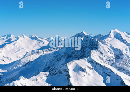 Paesaggio del ghiacciaio di Hintertux stazione sciistica Zillertal in Tirolo in Austria, l'inverno nelle Alpi. Montagne Alpine con neve. Divertimento in discesa. Vacanza in famiglia. Foto Stock