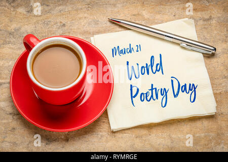 World Poetry Day - scrittura su un tovagliolo con una tazza di caffè Foto Stock