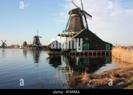 Olandese antico mulino costruito da legno. struttura tipica dei Paesi Bassi. vecchi strumenti di lavoro sul fiume nel villaggio di Zaanse Schans Foto Stock