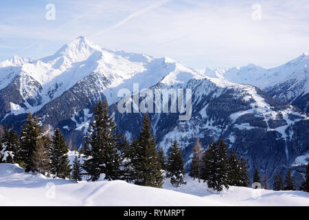 Paesaggio di Penken stazione sciistica Zillertal in Tirolo. Austria in inverno nelle Alpi. Montagne Alpine con neve. Divertimento in discesa. Cielo blu e piste bianche. Foto Stock