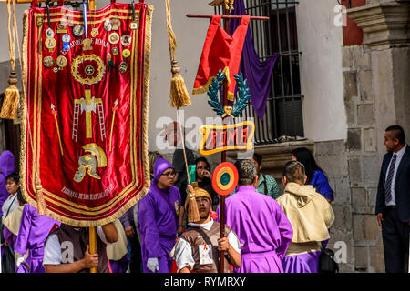 Antigua Guatemala - 18 Febbraio 2018: la Quaresima processione in città coloniale con i più famosi alle celebrazioni della Settimana Santa in America Latina. Foto Stock