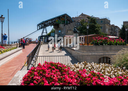 La REPUBBLICA DI SAN MARINO, LA REPUBBLICA DI SAN MARINO - 6 agosto 2018: Arrivo di San Marino la funivia mentre i turisti ammirare la spettacolare vista sulla vallata Foto Stock