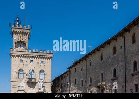 Vista panoramica del palazzo pubblico in Piazza della Libertà a San Marino. Foto Stock