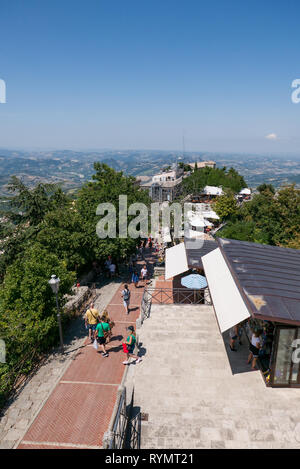 Vista panoramica di San Marino visto dalla prima torre conosciuta come Guaita in un giorno di estate. Foto Stock