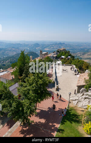 Vista panoramica di San Marino visto dalla prima torre conosciuta come Guaita in un giorno di estate. Foto Stock