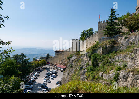 Torre Guaita nelle fortificazioni di San Marino sul Monte Titano, con la città di San Marino sulla sinistra. Foto Stock