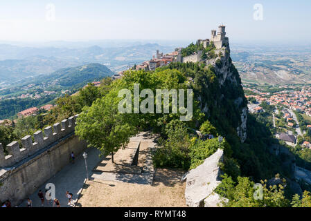 Torre Guaita nelle fortificazioni di San Marino sul Monte Titano, con la città di San Marino sulla sinistra. Foto Stock