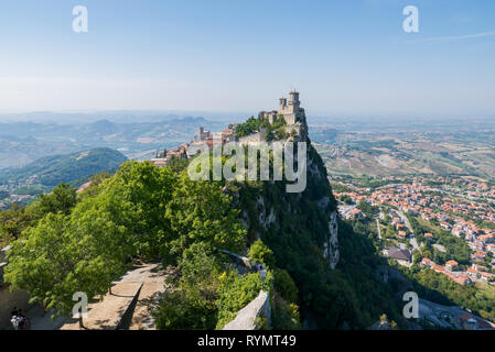 Torre Guaita nelle fortificazioni di San Marino sul Monte Titano, con la città di San Marino sulla sinistra. Foto Stock