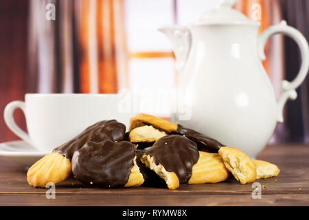 Gruppo di lotto intero di due pezzi di lazy cookie con cioccolato con una teiera con tende di seta Foto Stock