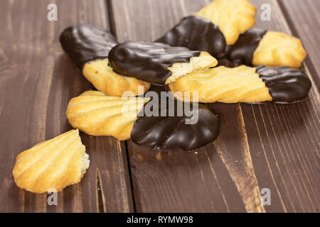 Gruppo di lotto intero di due pezzi di lazy cookie con il cioccolato in legno marrone Foto Stock