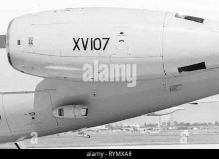 Un RAF VC 10 aeromobile utilizzato per il trasporto del Primo ministro Margaret Thatcher su visite ufficiali. Il velivolo è equipaggiato di un anti cerca di calore missile pod sotto il motore. Foto Stock