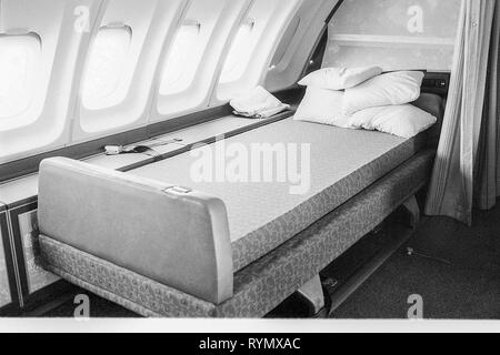 Un appositamente preparato il letto era installato su un British Airways aerei per assistere l'allora primo ministro Margaret Thatcher durante il suo fitto calendario nel 1983. Foto Stock